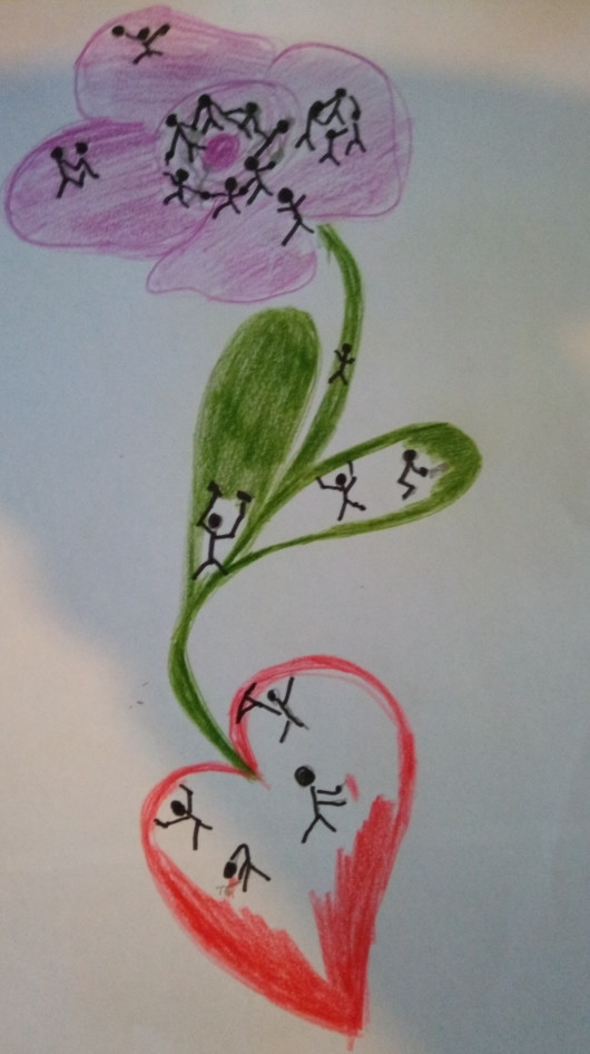 Mit Buntstiften gemaltes Bild einer Blume an der Strichmenschen entlang klettern